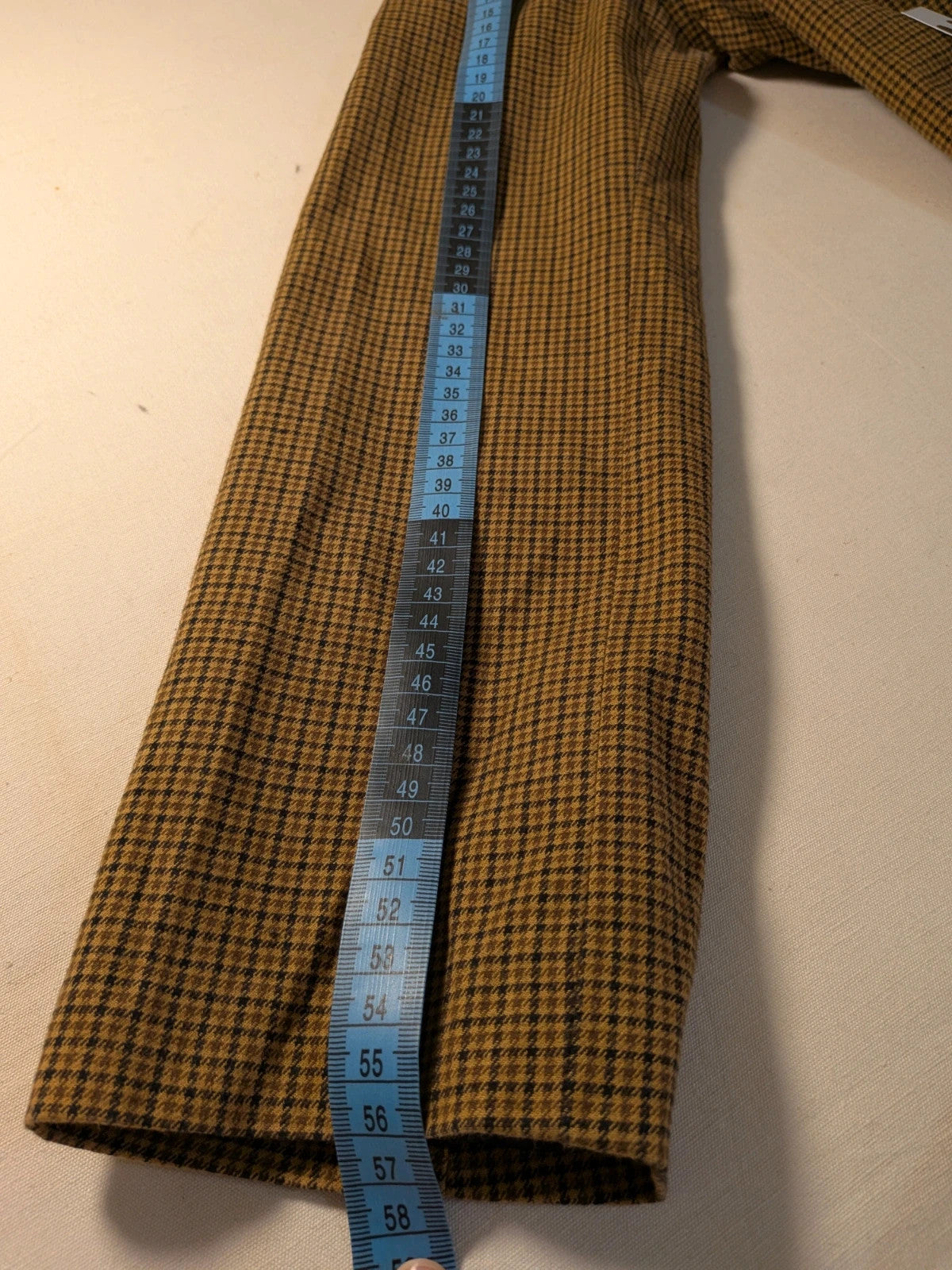 Elegante brown pants set with micro pied de poule pattern and classic blazer details.