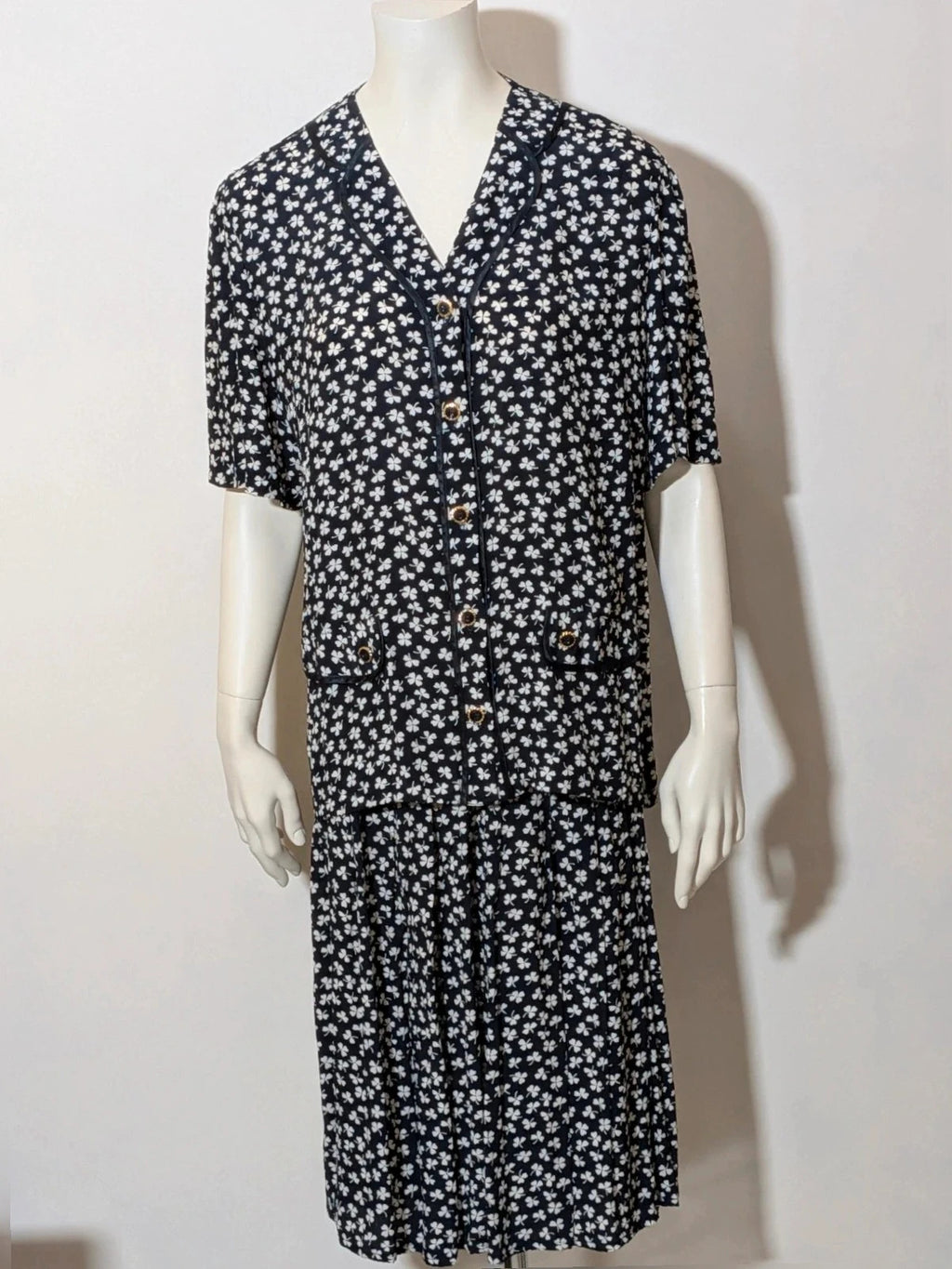 Completo Vintage black and white skirt suit with clover print, V-neck blouse, gold buttons.