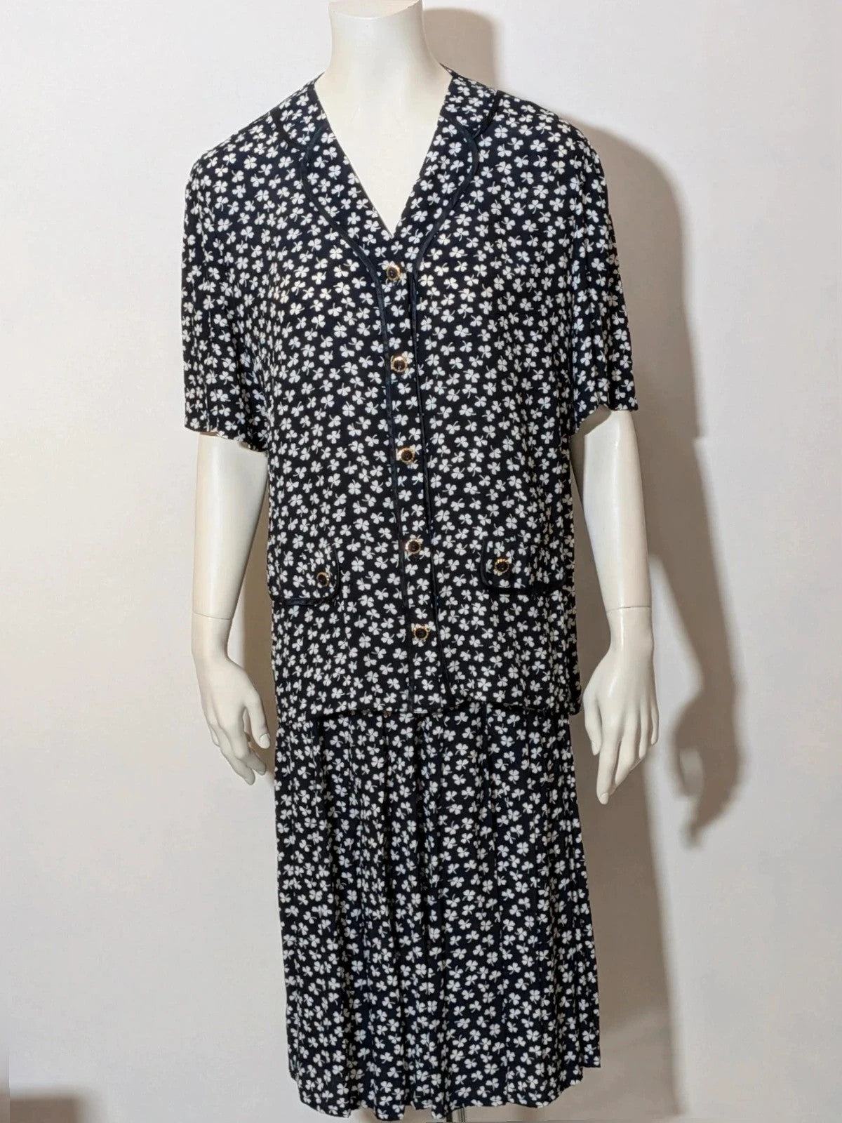 Completo Vintage black and white skirt suit with clover print, V-neck blouse, gold buttons.