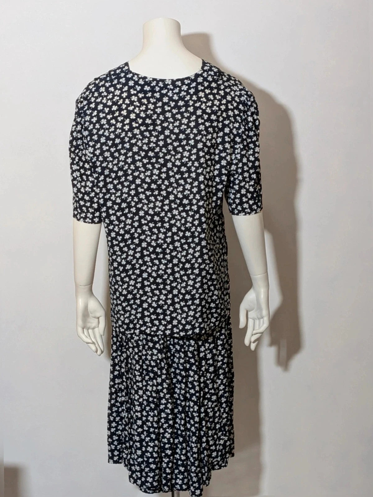 Completo Vintage black and white skirt suit with clover print, V-neck blouse, gold buttons.