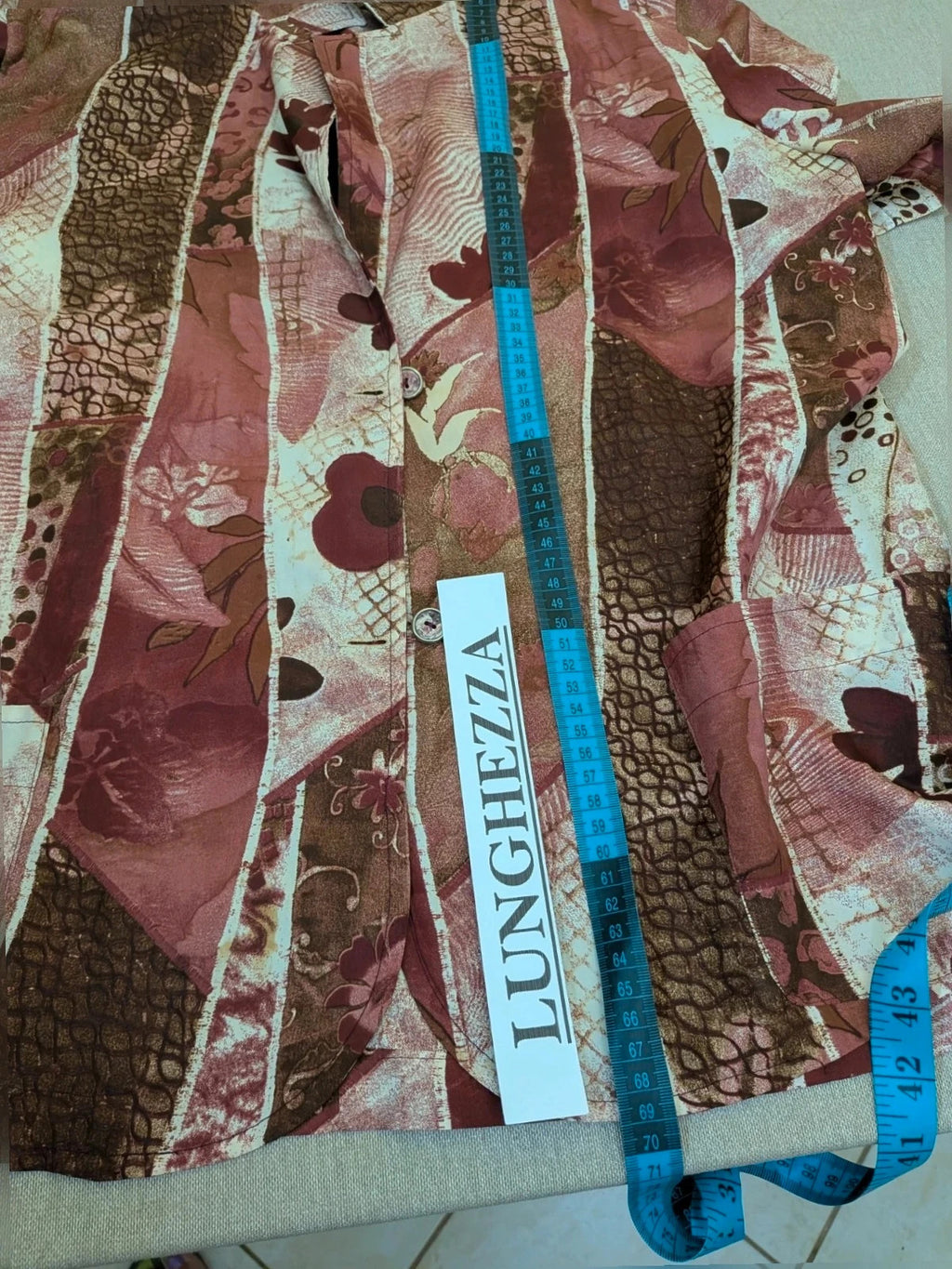 Giacca vintage burgundy skirt suit with abstract floral pattern and short-sleeve collar.