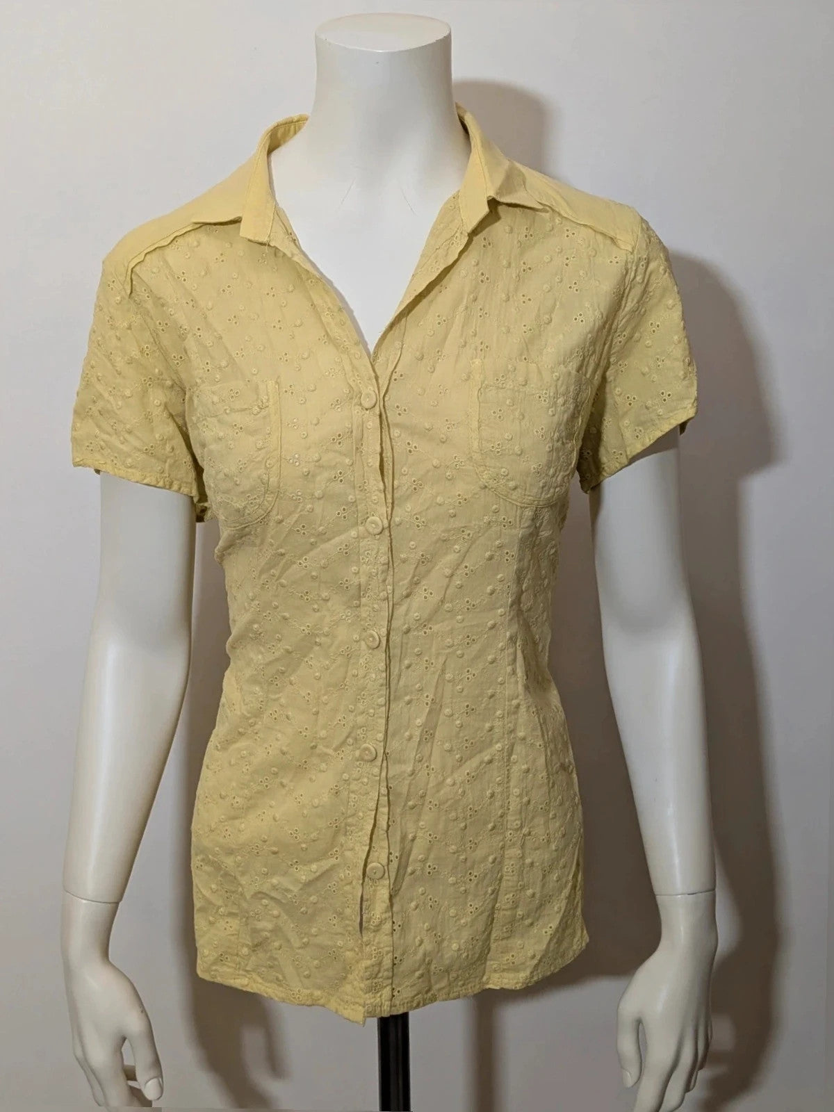 Guerini yellow short-sleeve top with lace Sangallo pattern and front button closure.