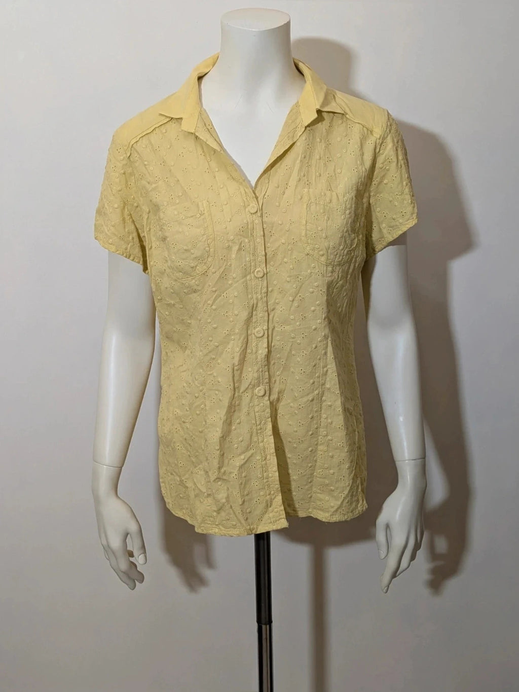 Guerini yellow short-sleeve top with lace Sangallo pattern and front button closure.