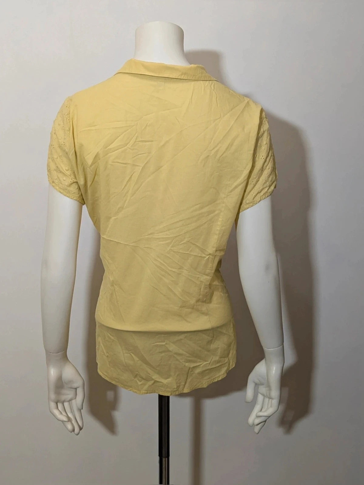 Guerini yellow short-sleeve top with lace Sangallo pattern and front button closure.