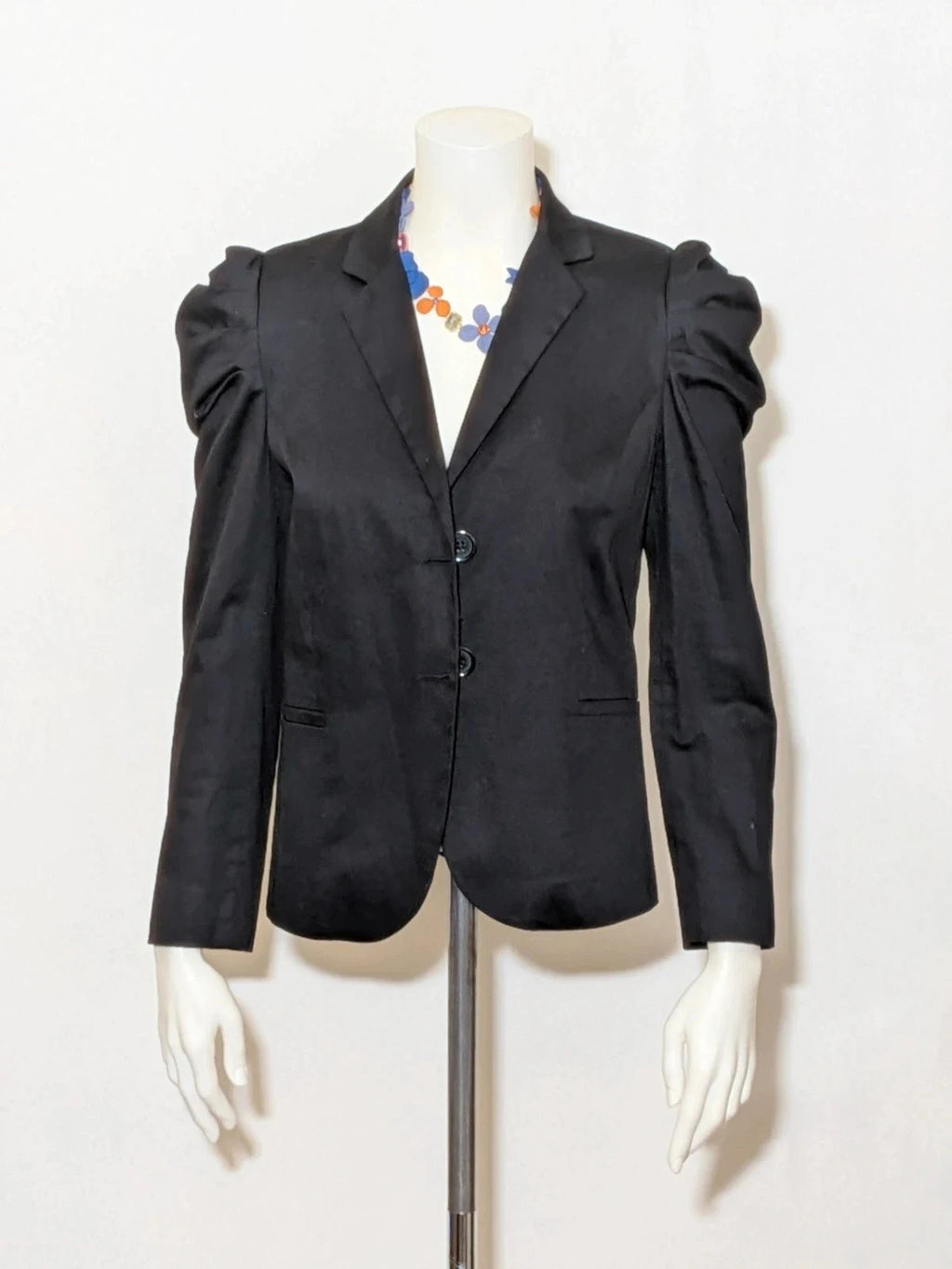 Extyn black blazer with puff sleeves, modern design, made in Italy, high-quality cotton.