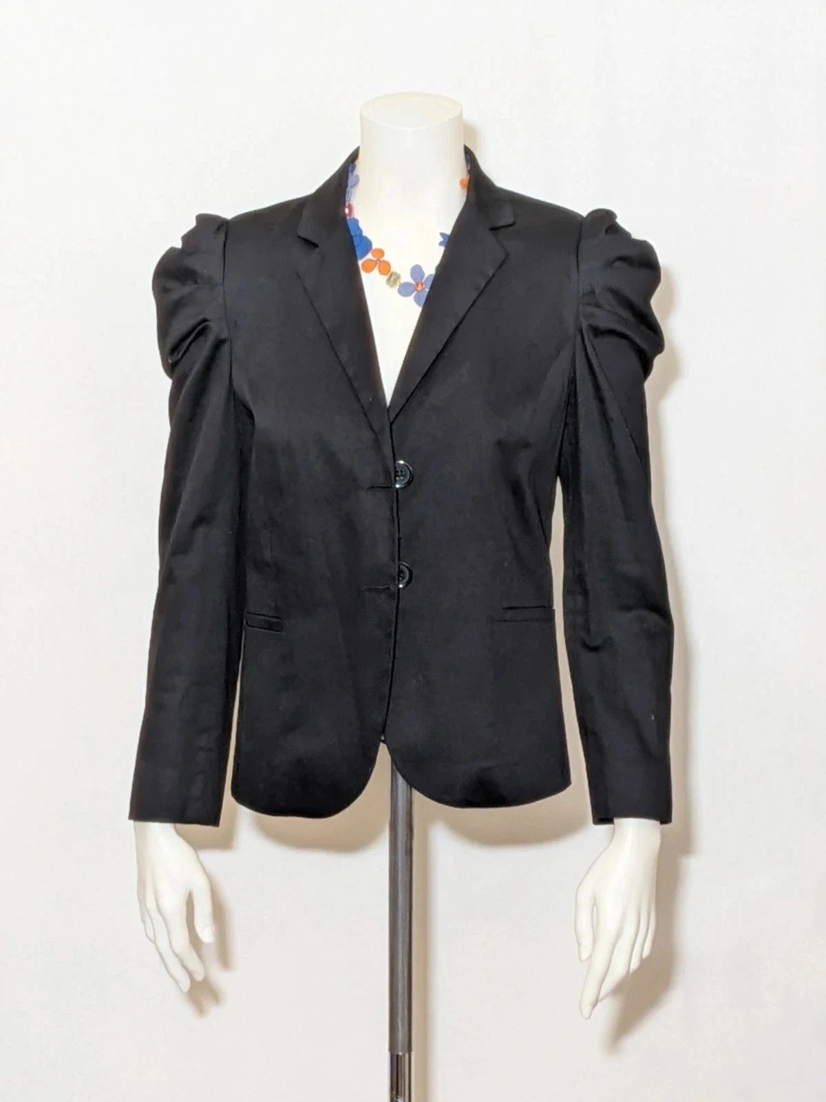 Extyn black blazer with puff sleeves, modern design, made in Italy, high-quality cotton.