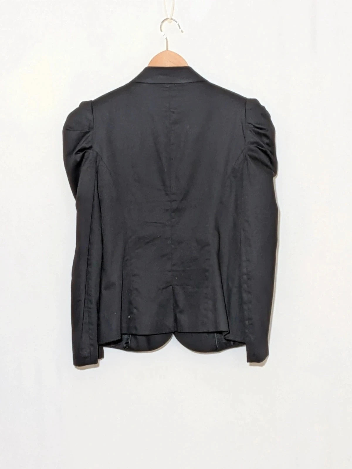 Extyn black blazer with puff sleeves, modern design, made in Italy, high-quality cotton.