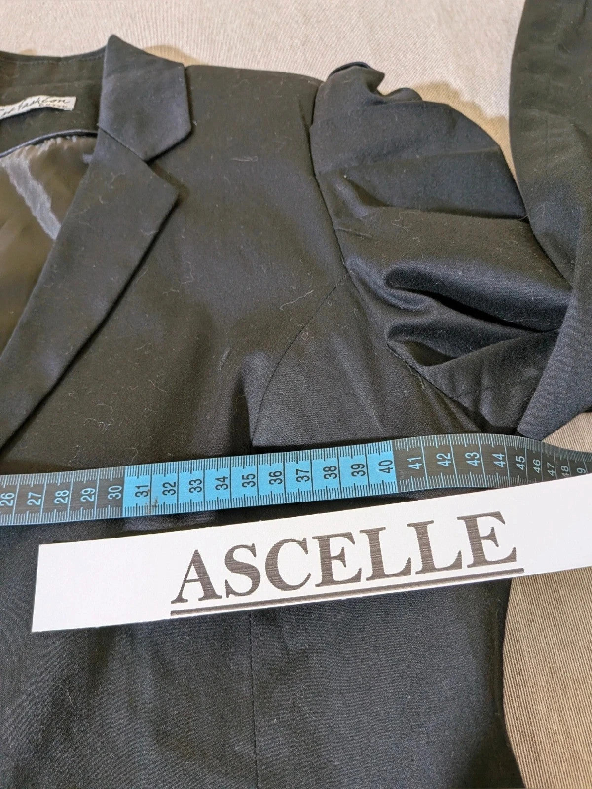 Extyn black blazer with puff sleeves, modern design, made in Italy, high-quality cotton.
