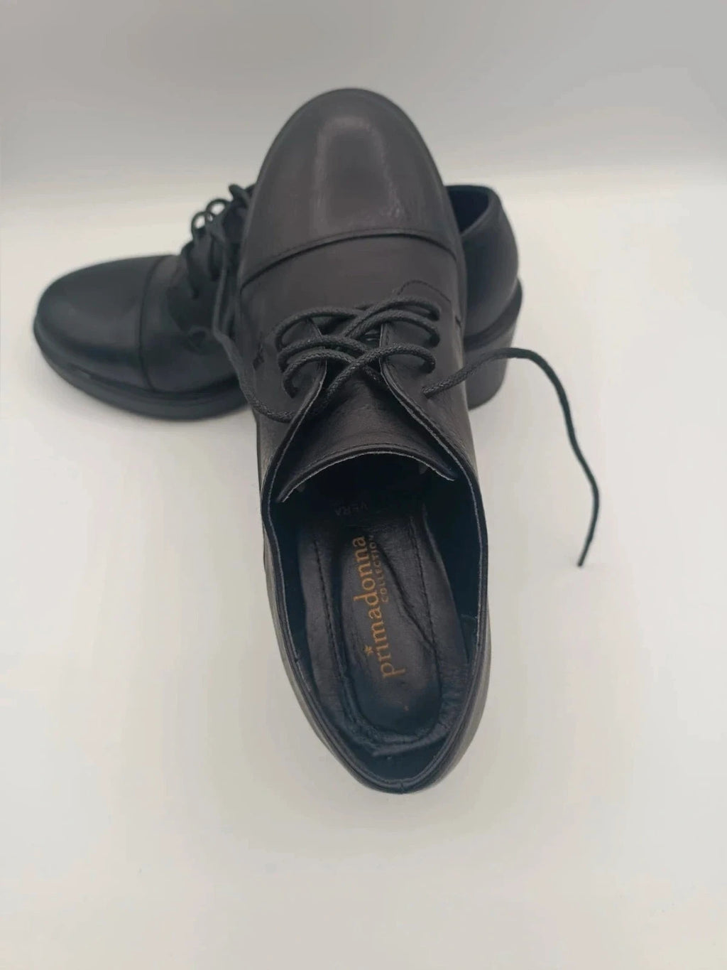 Primadonna black Oxford shoes in genuine leather with internal certification and intact sole.