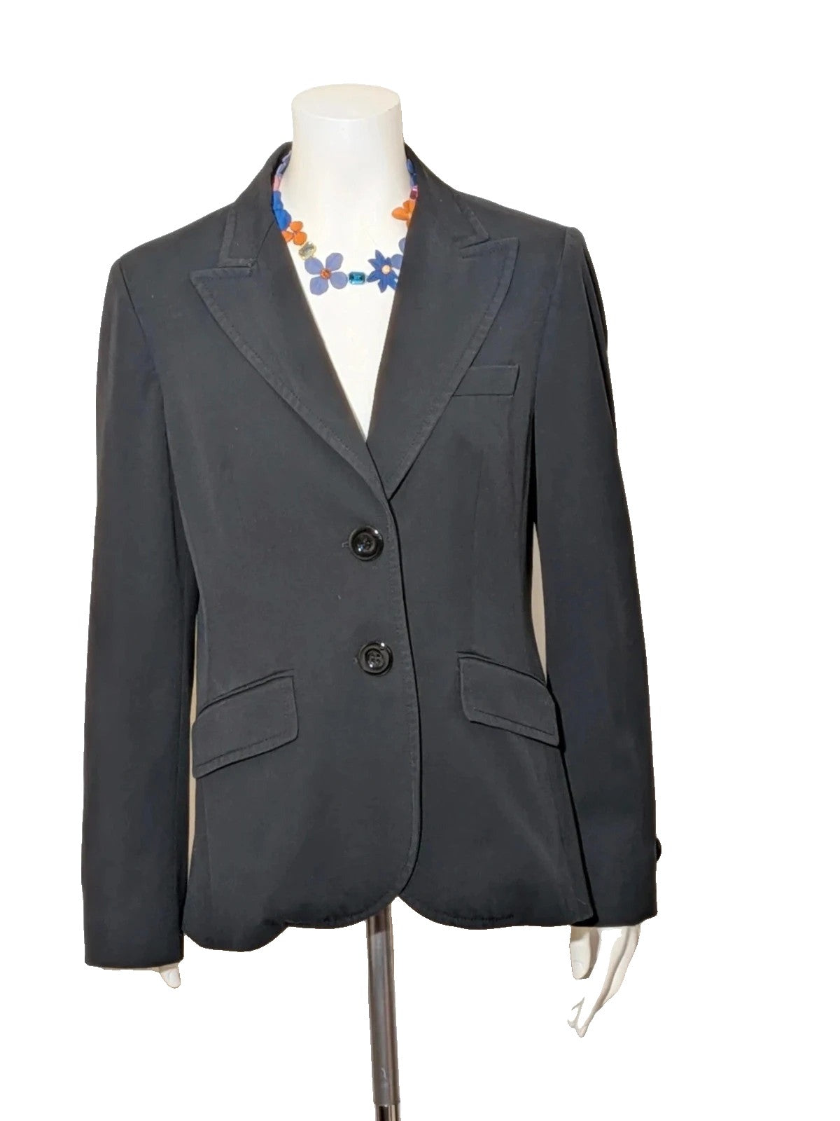 Lineaemme black blazer single-breasted with two-button closure and front pockets.