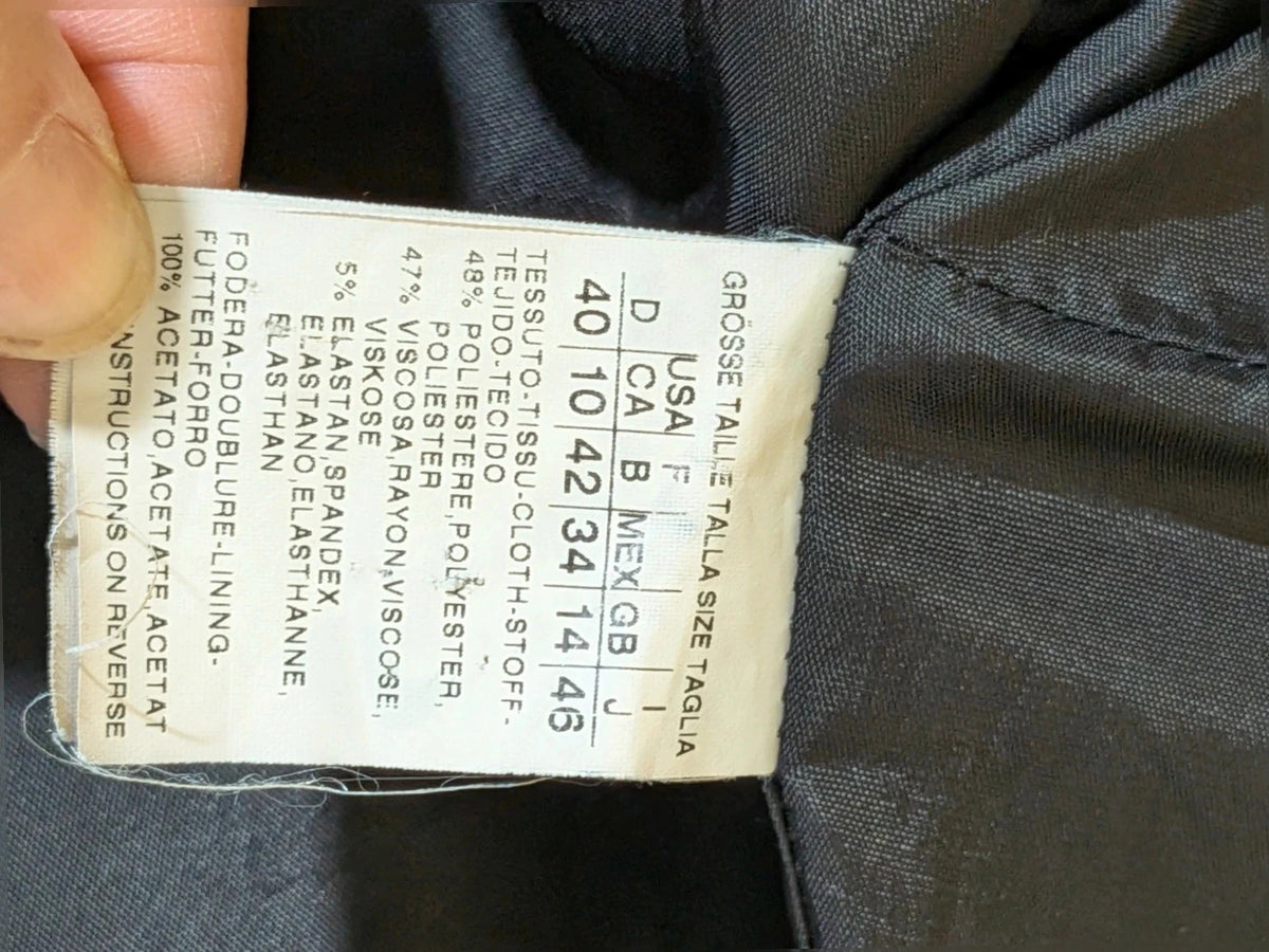 Lineaemme black blazer single-breasted with two-button closure and front pockets.