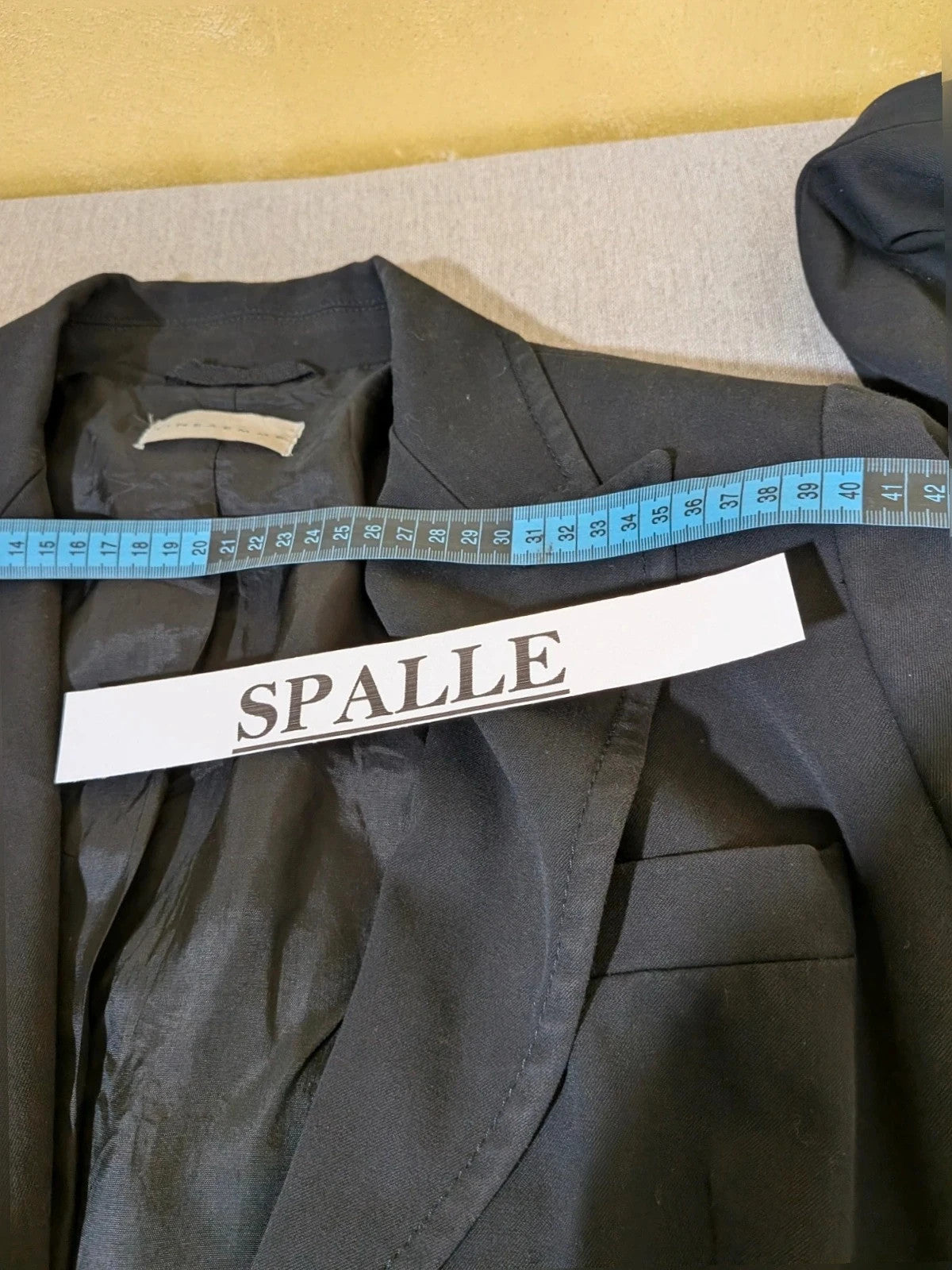 Lineaemme black blazer single-breasted with two-button closure and front pockets.