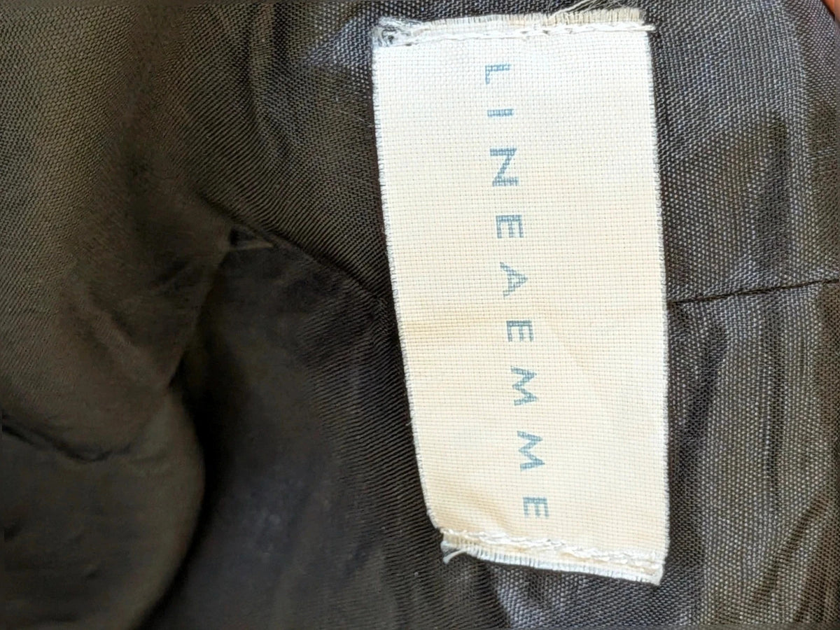 Lineaemme black blazer single-breasted with two-button closure and front pockets.