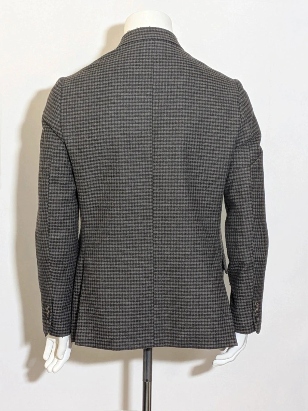 Fusaro grey blazer houndstooth pattern 100% wool with AMF stitching details.