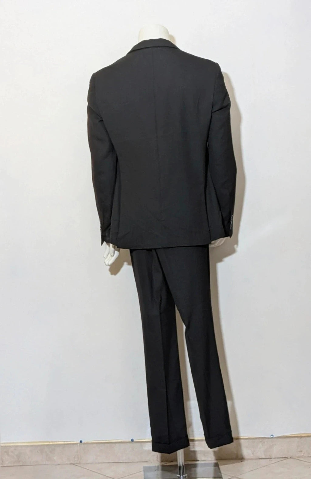 Radaus black suit with modern cut, purple contrast lining, soft viscose blend.