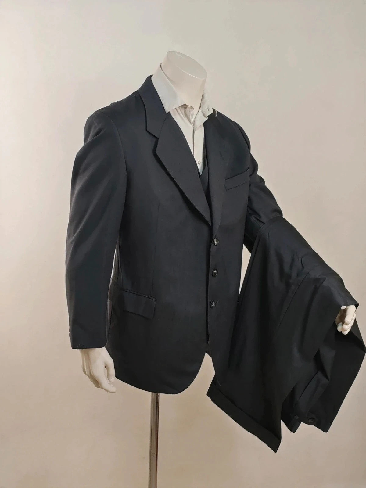 Marlane navy three-piece suit, classic cut jacket, five-button vest, high-quality wool.