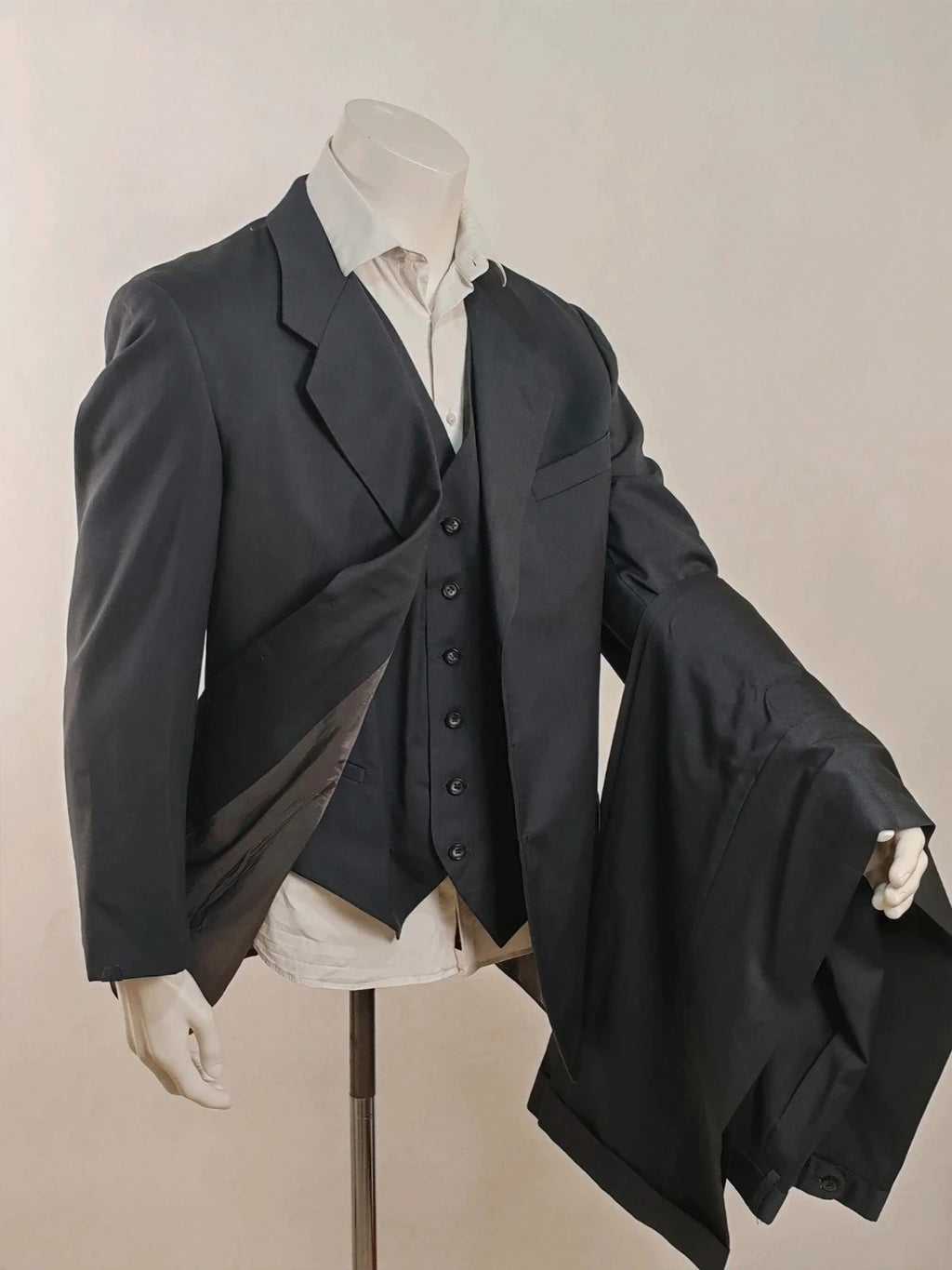 Marlane navy three-piece suit, classic cut jacket, five-button vest, high-quality wool.