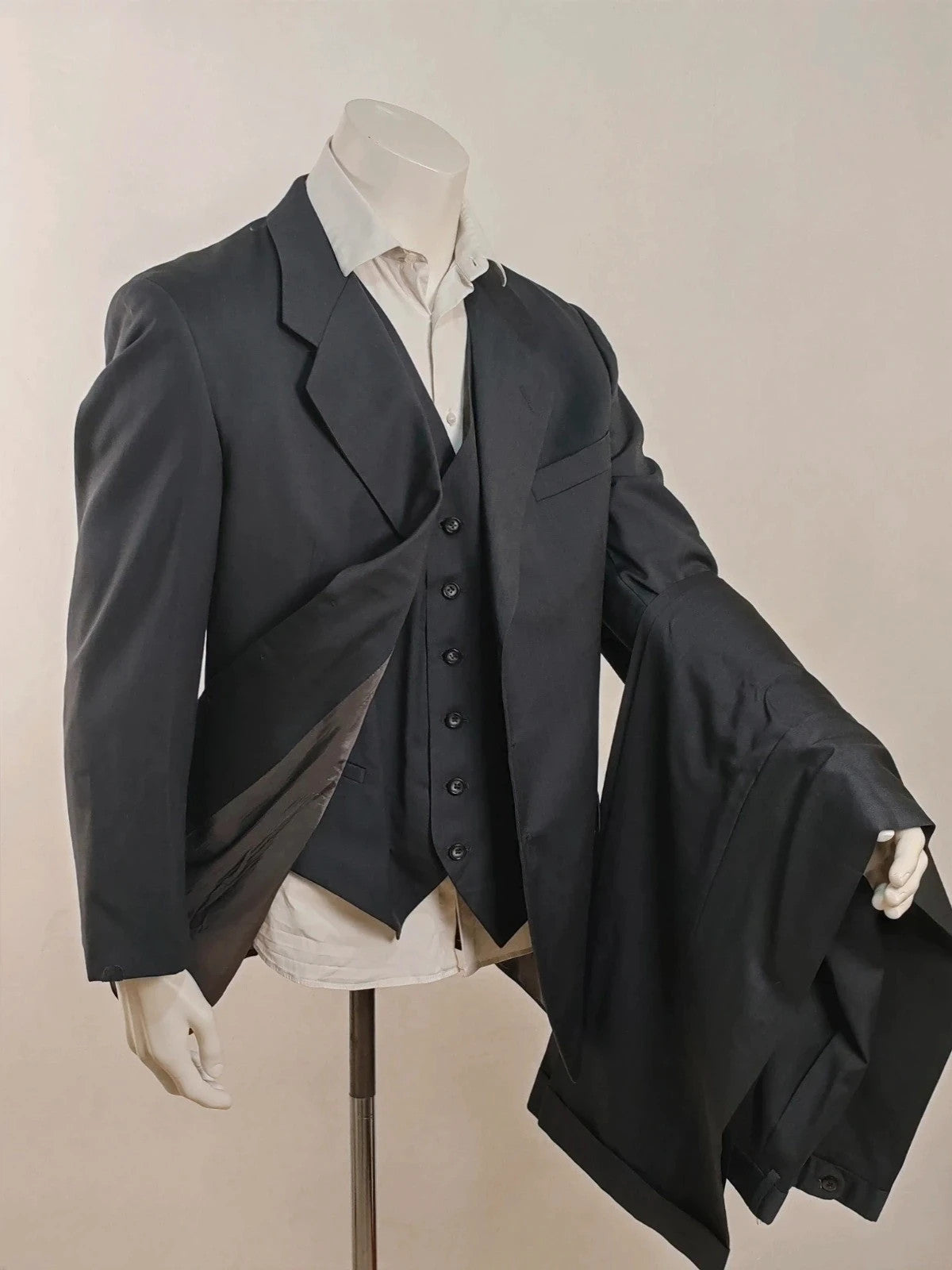 Marlane navy three-piece suit, classic cut jacket, five-button vest, high-quality wool.