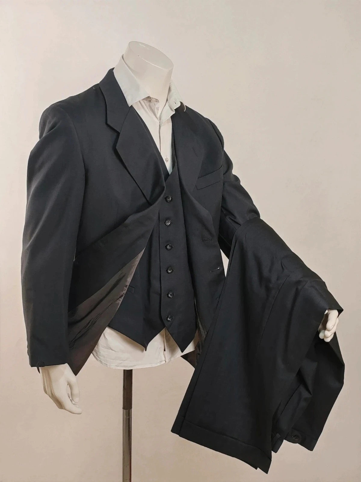 Marlane navy three-piece suit, classic cut jacket, five-button vest, high-quality wool.