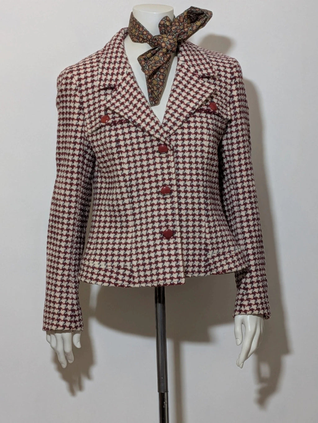 Weekend Max Mara burgundy coat houndstooth pattern, red button closure, classic collar, 100% virgin wool.