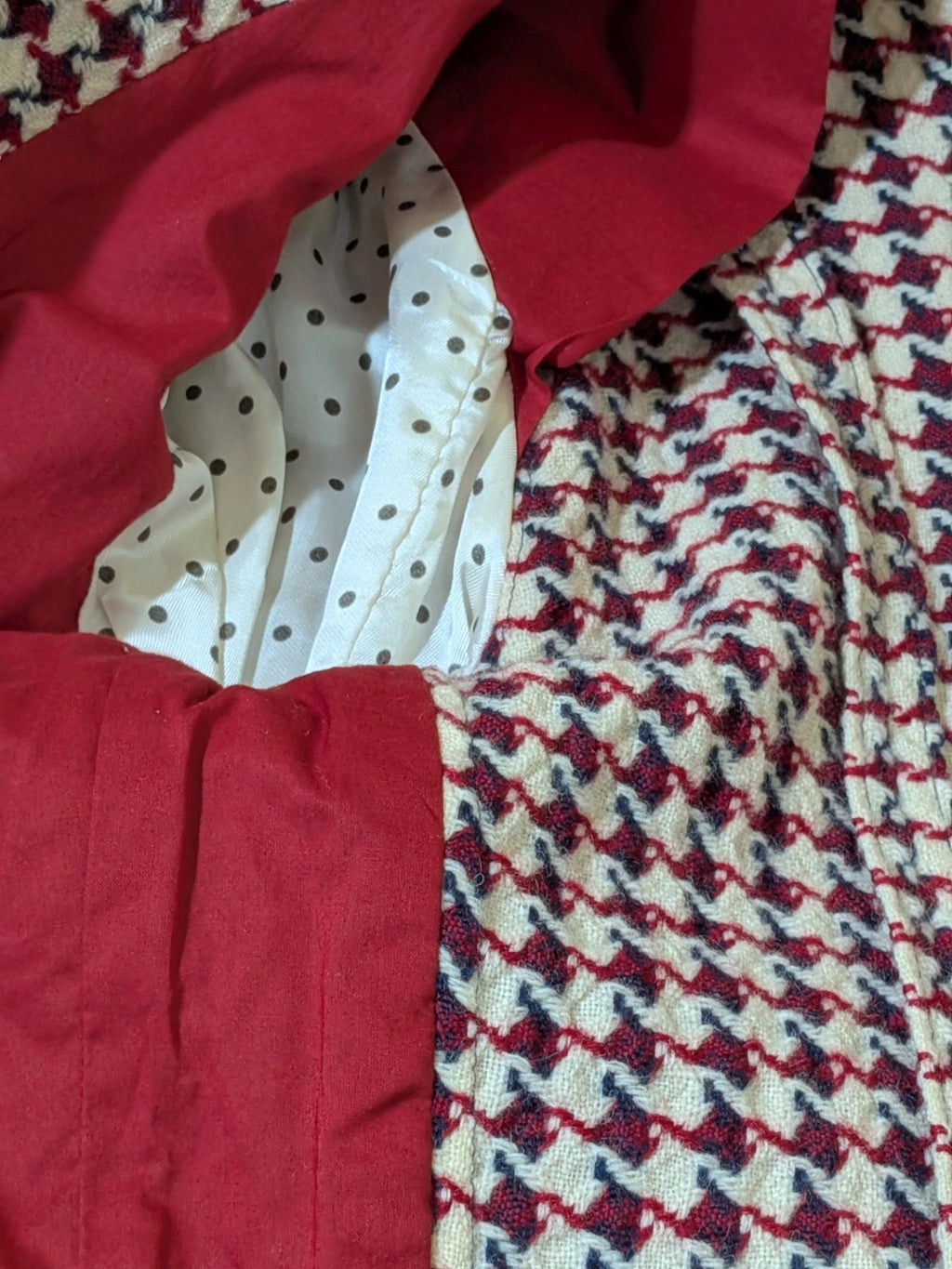 Weekend Max Mara burgundy coat houndstooth pattern, red button closure, classic collar, 100% virgin wool.