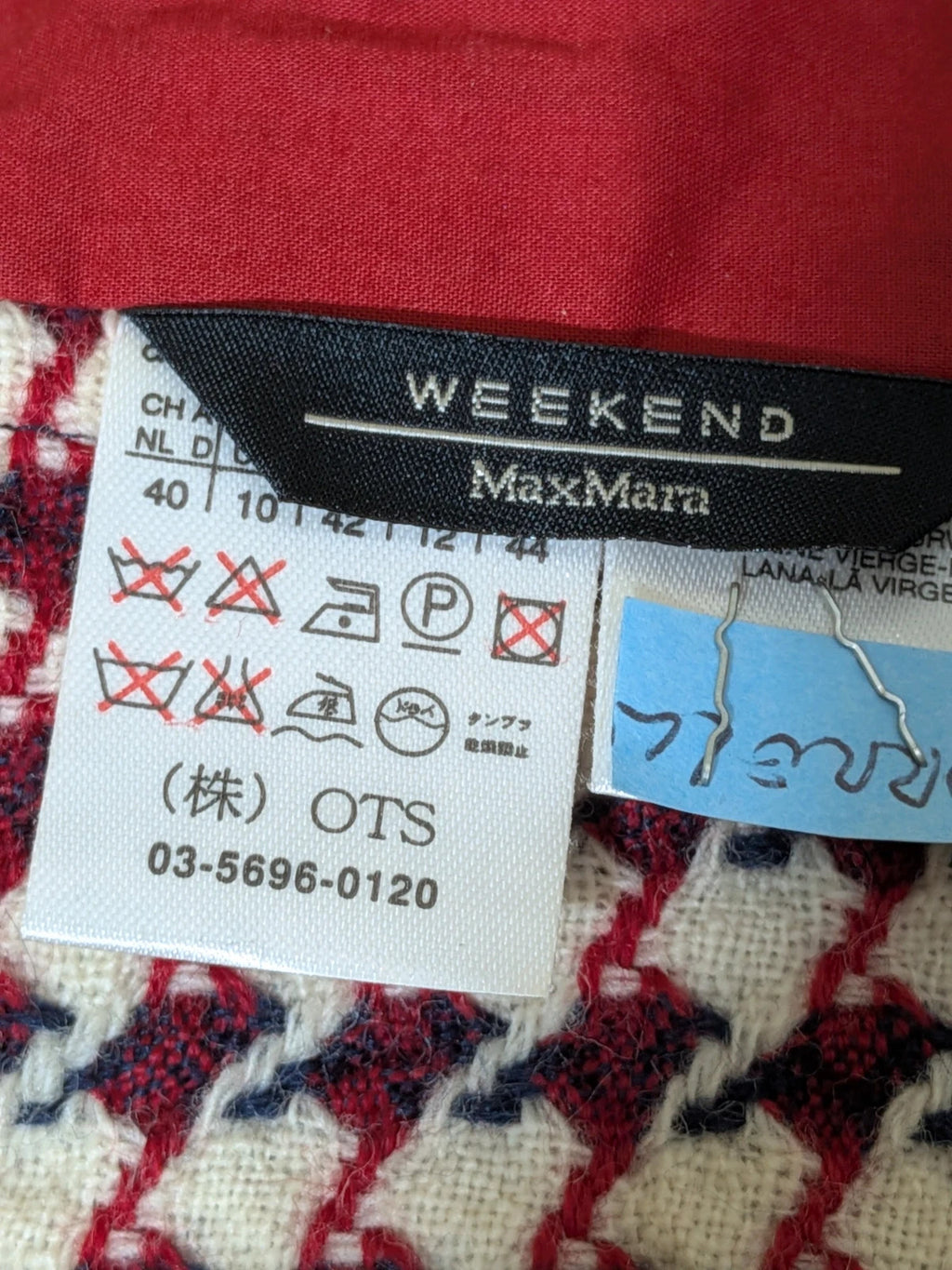 Weekend Max Mara burgundy coat houndstooth pattern, red button closure, classic collar, 100% virgin wool.