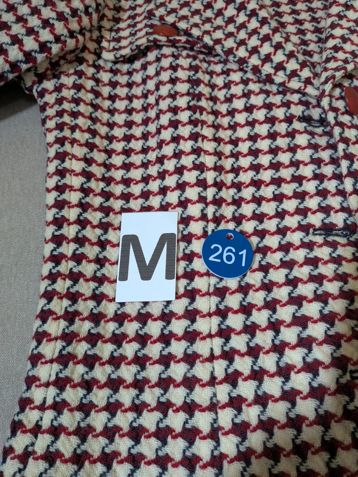Weekend Max Mara burgundy coat houndstooth pattern, red button closure, classic collar, 100% virgin wool.