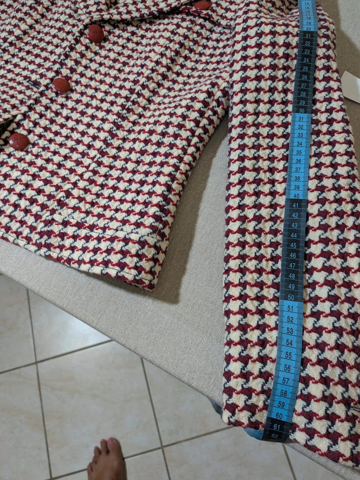Weekend Max Mara burgundy coat houndstooth pattern, red button closure, classic collar, 100% virgin wool.