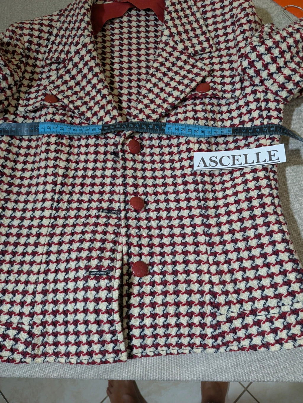Weekend Max Mara burgundy coat houndstooth pattern, red button closure, classic collar, 100% virgin wool.