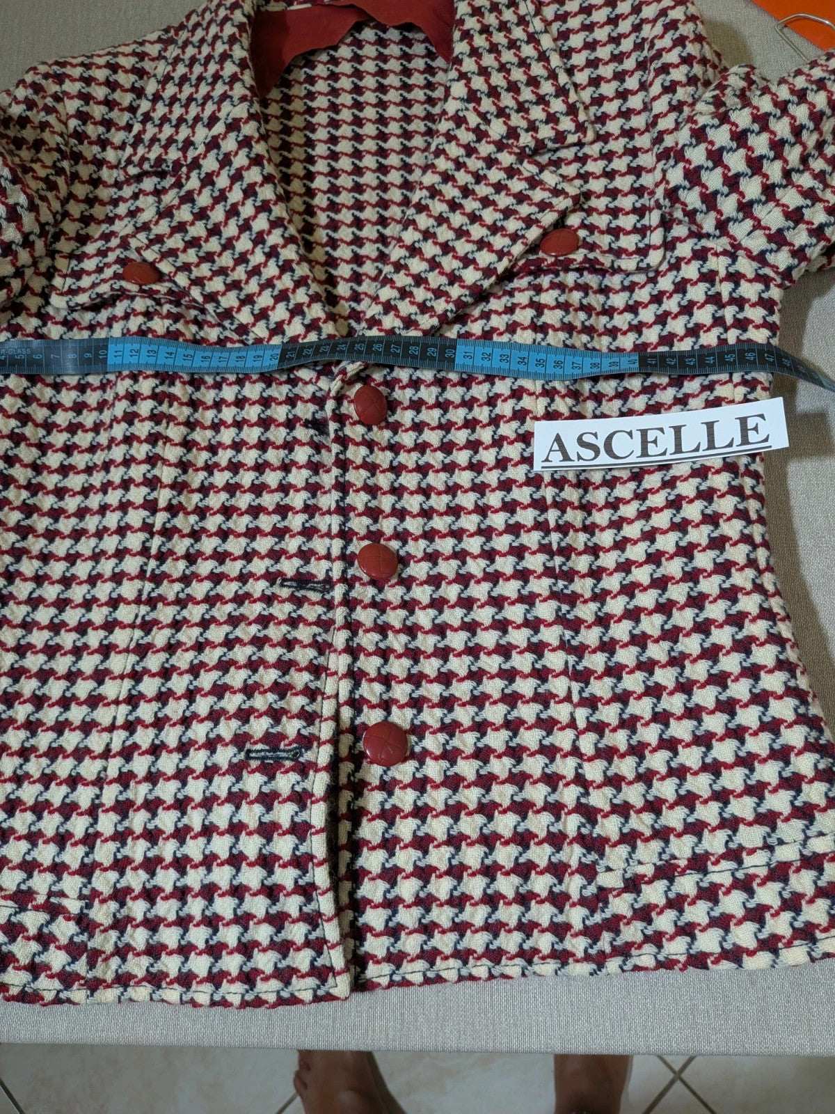 Weekend Max Mara burgundy coat houndstooth pattern, red button closure, classic collar, 100% virgin wool.