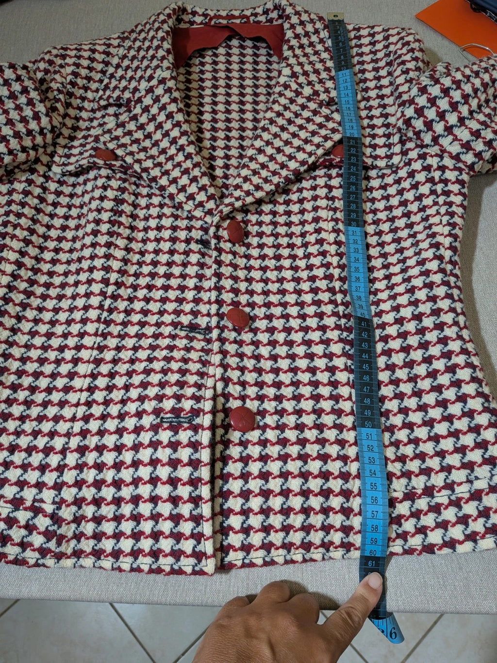 Weekend Max Mara burgundy coat houndstooth pattern, red button closure, classic collar, 100% virgin wool.