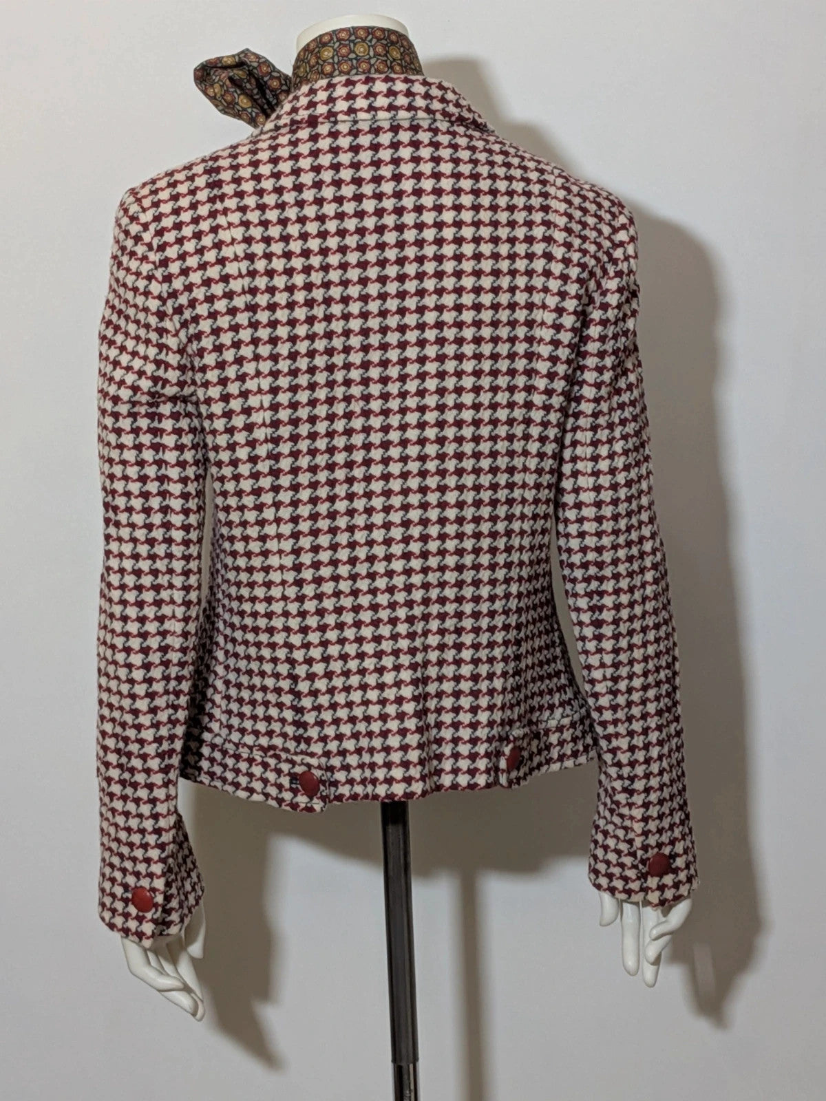 Weekend Max Mara burgundy coat houndstooth pattern, red button closure, classic collar, 100% virgin wool.