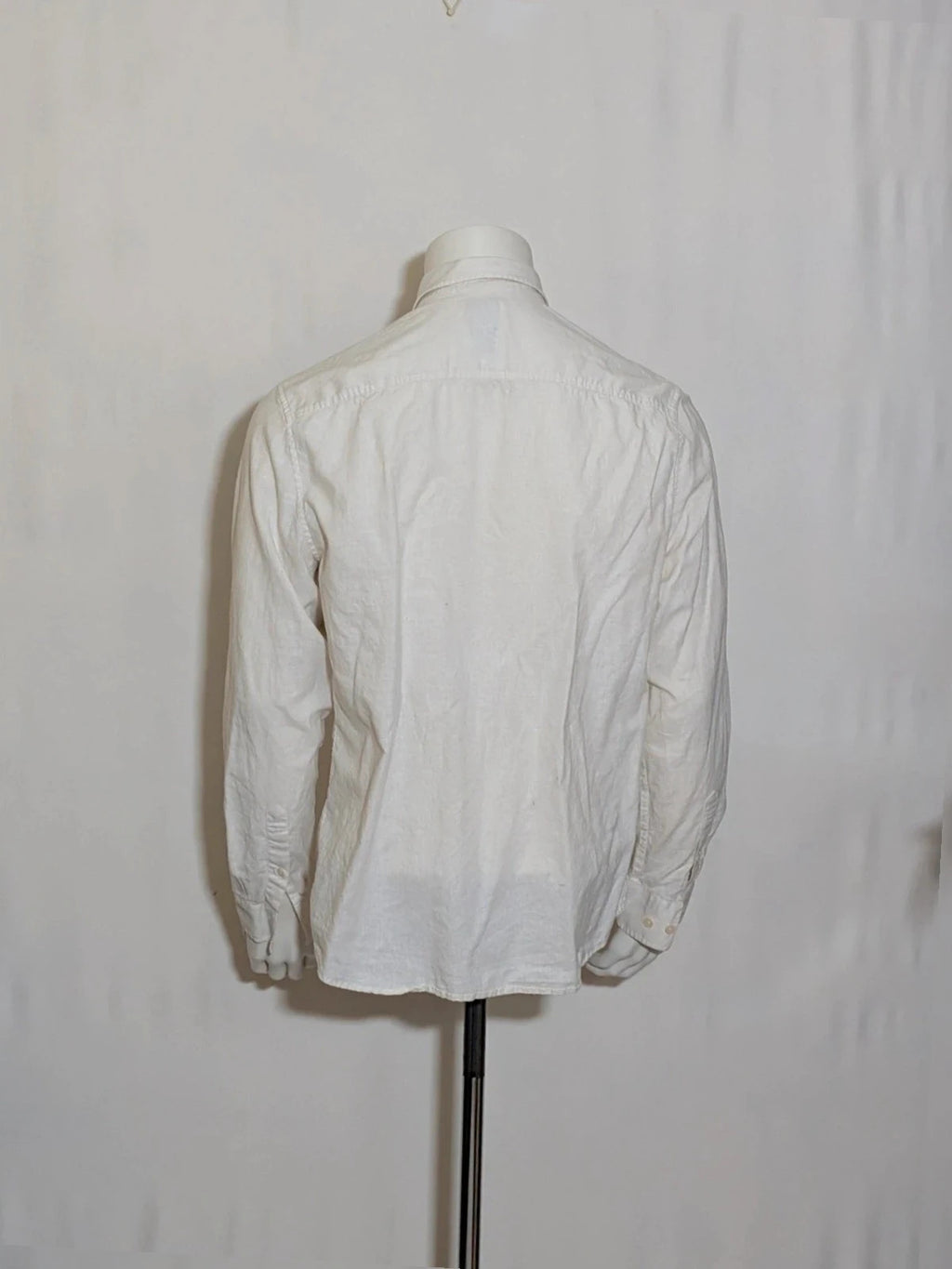 H&M cream men's shirt lightweight linen-cotton blend with dual chest pockets and classic collar.