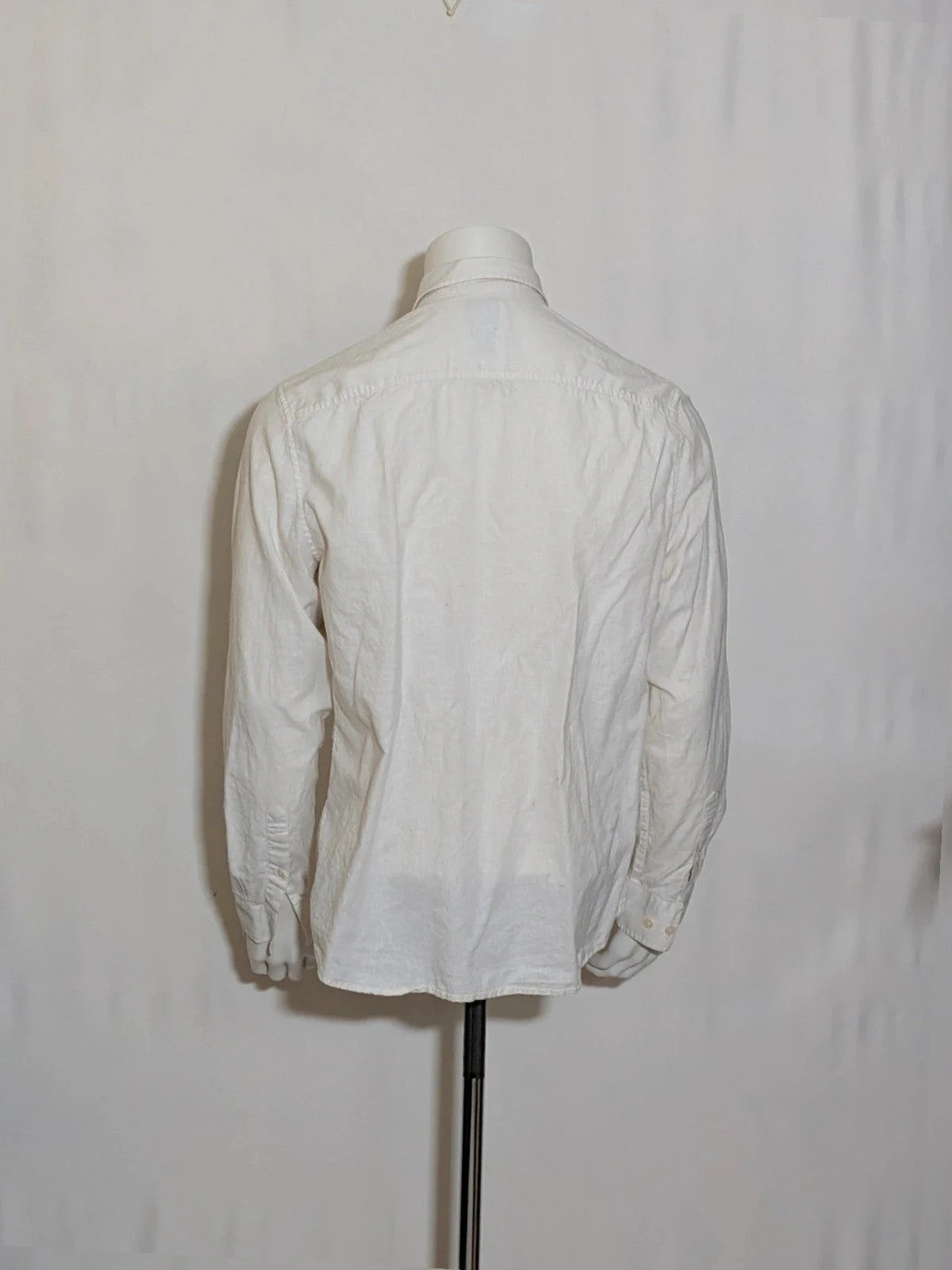H&M cream men's shirt lightweight linen-cotton blend with dual chest pockets and classic collar.