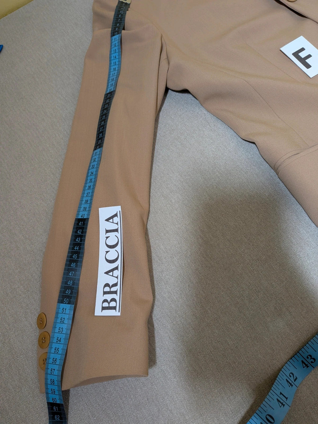 Gerry Weber beige suit jacket with three buttons and tailored fit, premium wool blend.