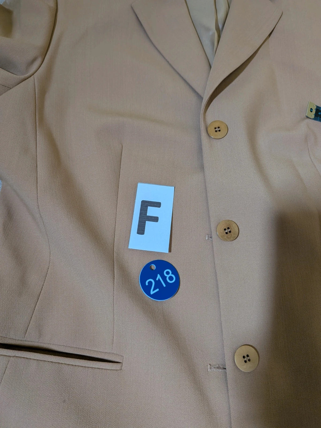 Gerry Weber beige suit jacket with three buttons and tailored fit, premium wool blend.