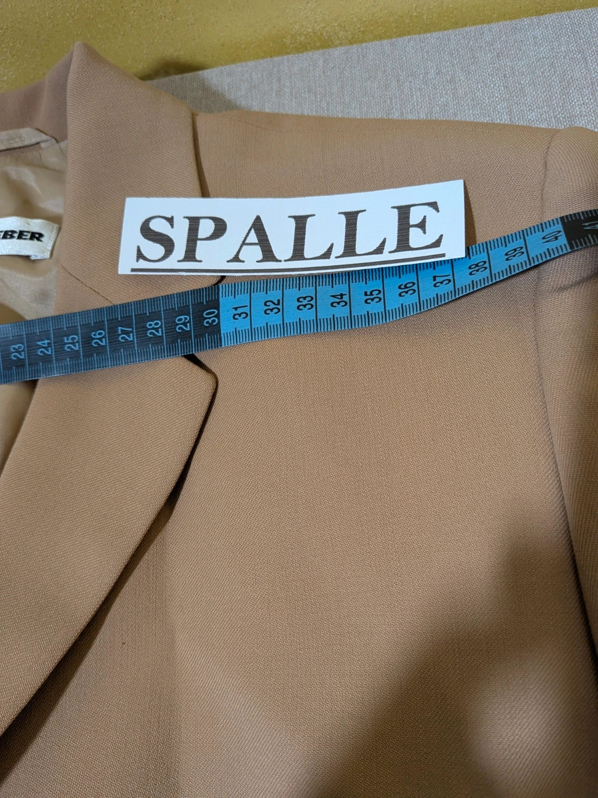 Gerry Weber beige suit jacket with three buttons and tailored fit, premium wool blend.