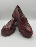 Mocassino burgundy shoes with high sole and sleek design.