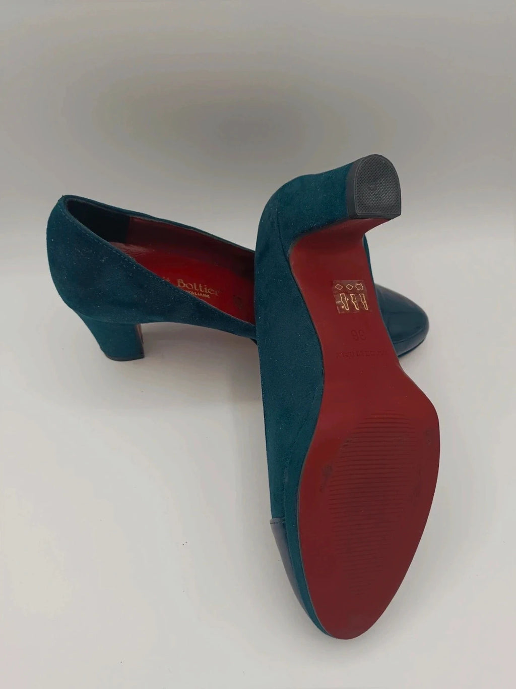 Vera Pelle blue heels 6 cm heel height made in Italy, elegant design.