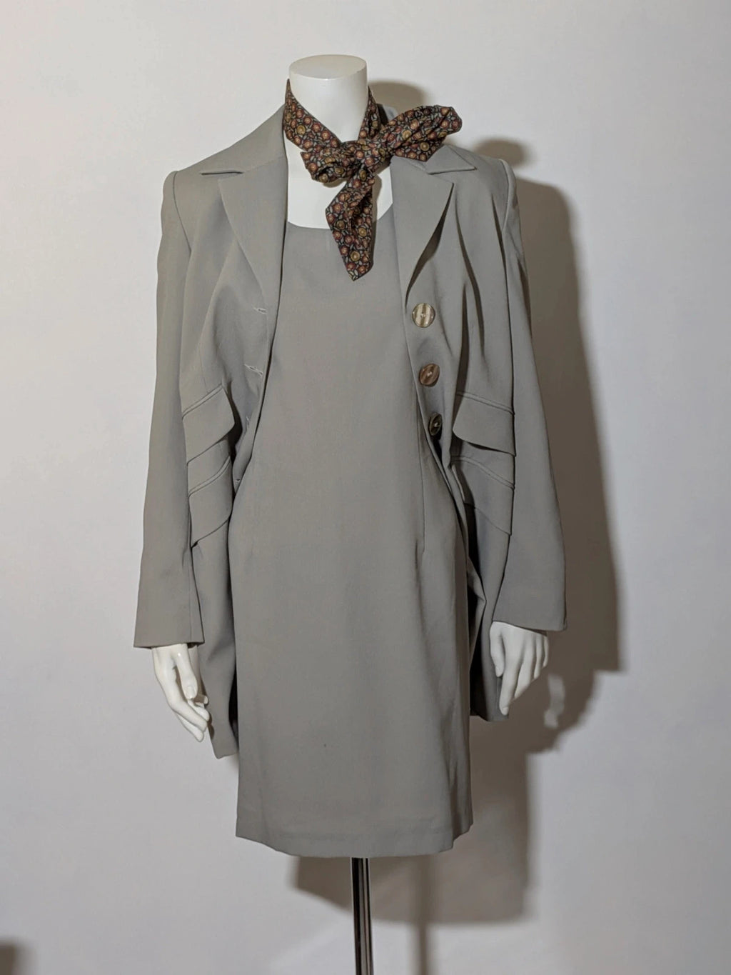 M-Made in Italy grey skirt suit with long jacket, short-sleeve dress, pearl buttons.