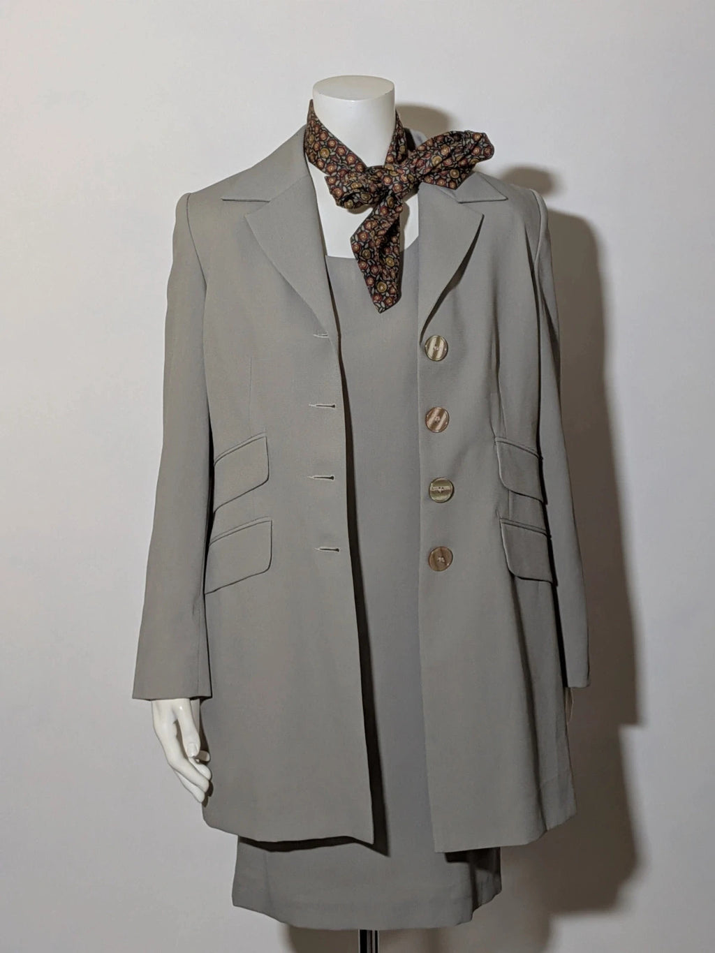 M-Made in Italy grey skirt suit with long jacket, short-sleeve dress, pearl buttons.