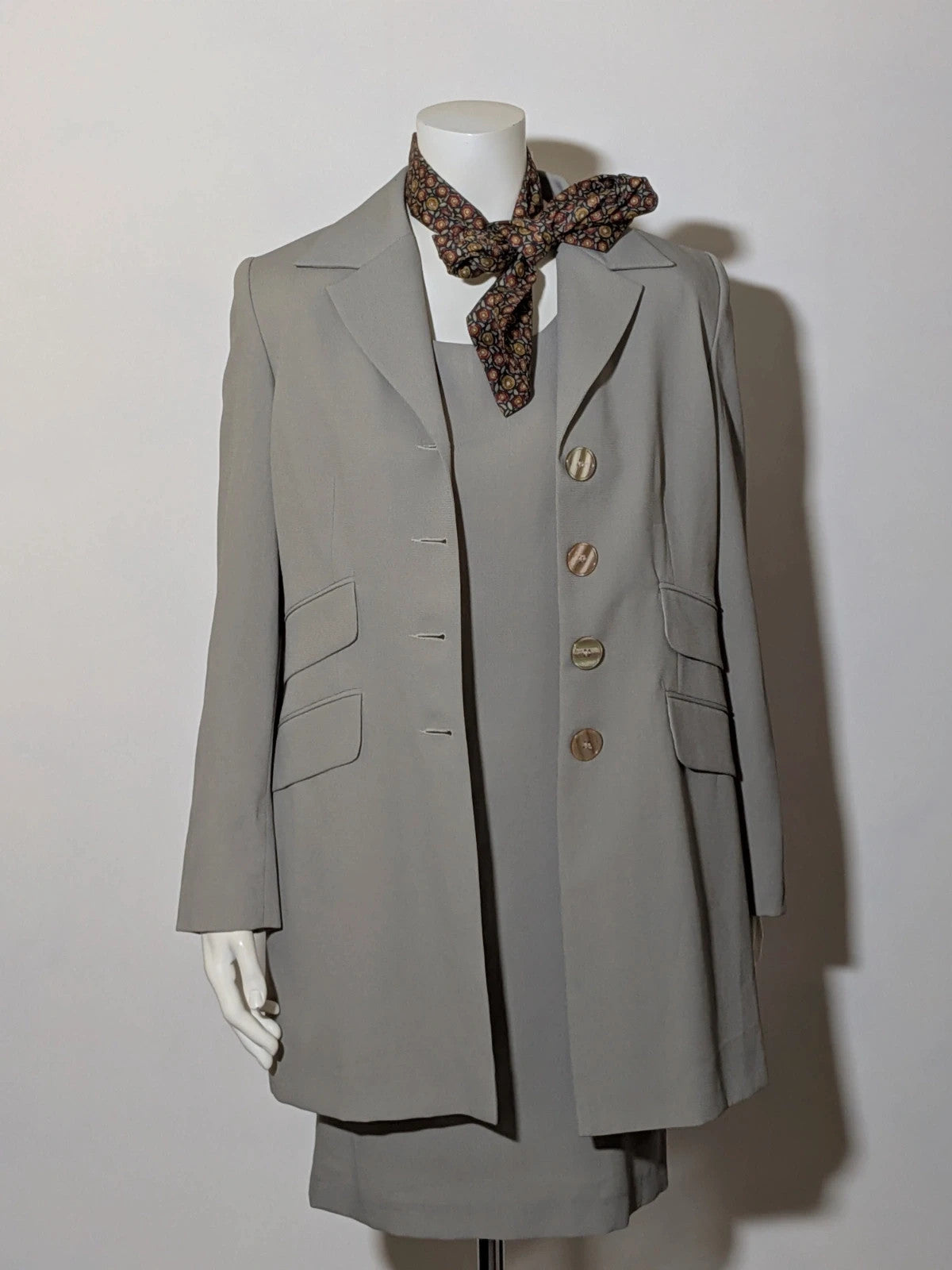 M-Made in Italy grey skirt suit with long jacket, short-sleeve dress, pearl buttons.