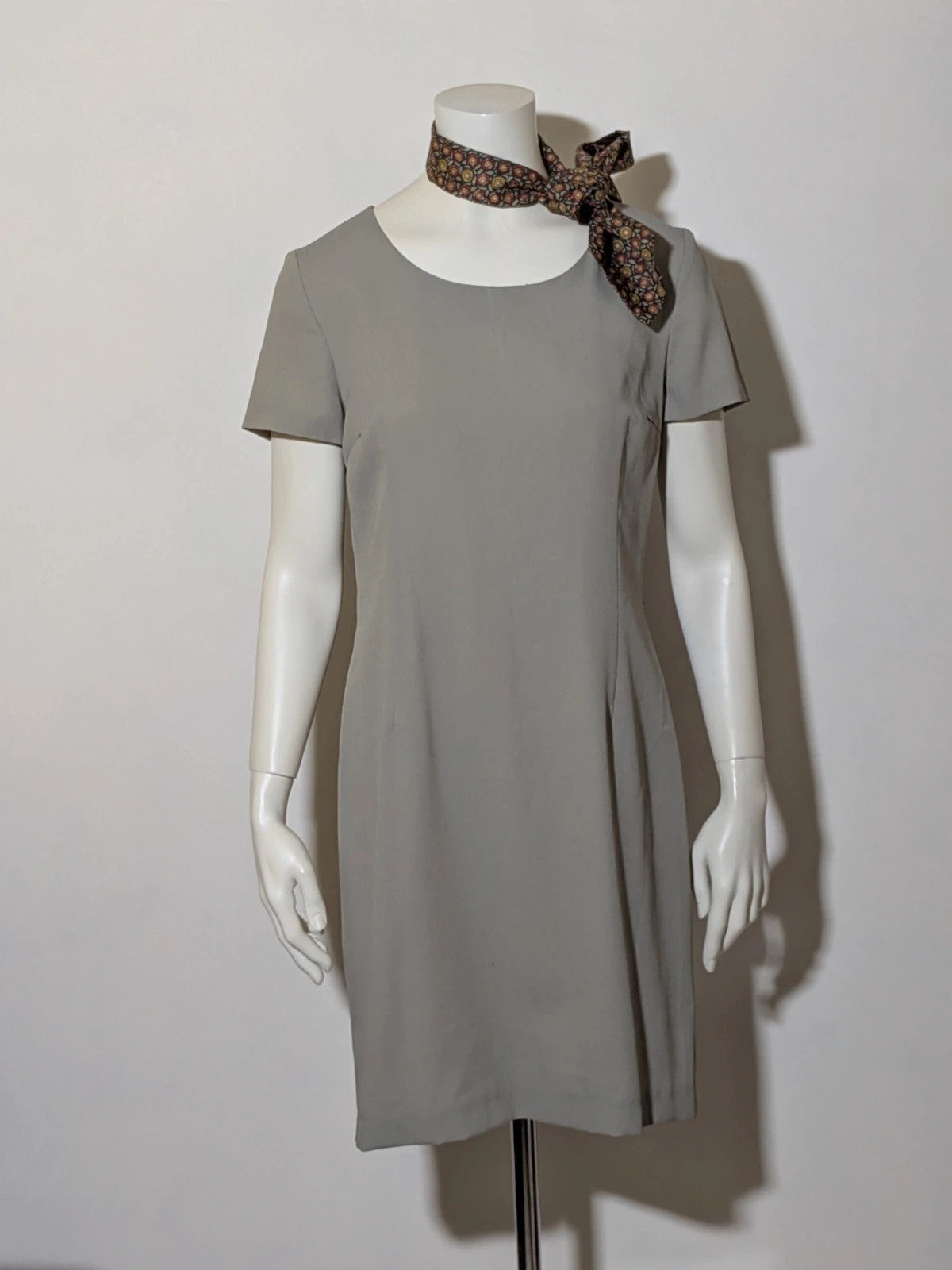 M-Made in Italy grey skirt suit with long jacket, short-sleeve dress, pearl buttons.