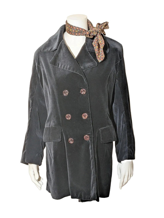 Estasy FIRENZE black double-breasted coat in soft velvet with contrast buttons and pockets.