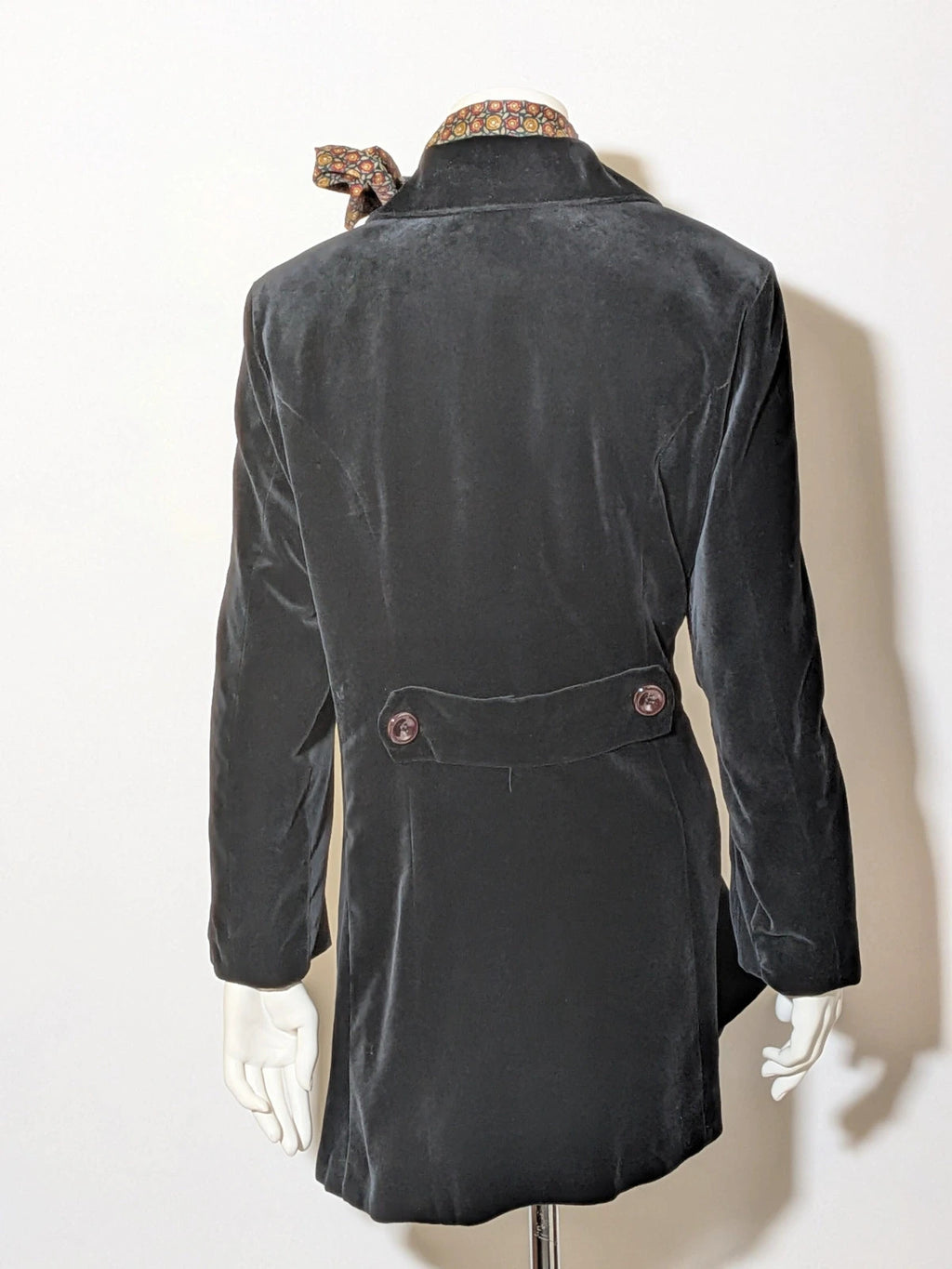 Estasy FIRENZE black double-breasted coat in soft velvet with contrast buttons and pockets.