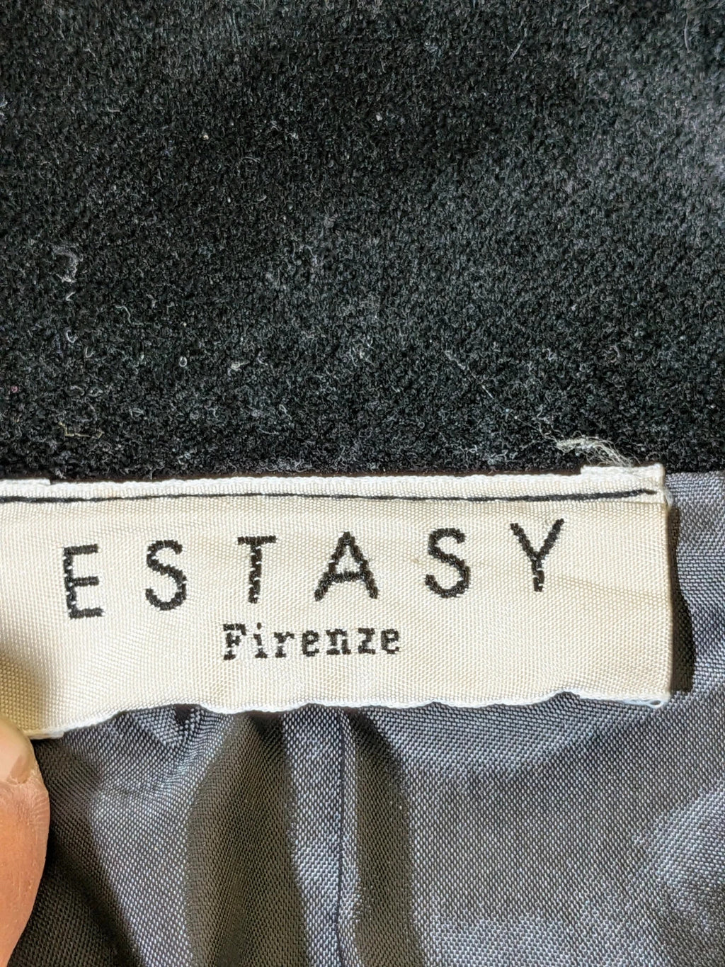 Estasy FIRENZE black double-breasted coat in soft velvet with contrast buttons and pockets.