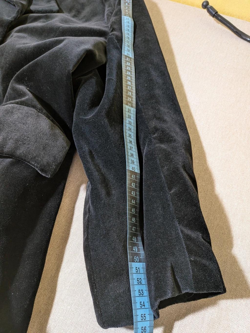 Estasy FIRENZE black double-breasted coat in soft velvet with contrast buttons and pockets.