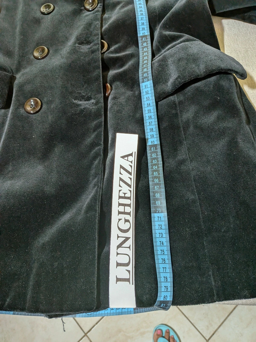 Estasy FIRENZE black double-breasted coat in soft velvet with contrast buttons and pockets.