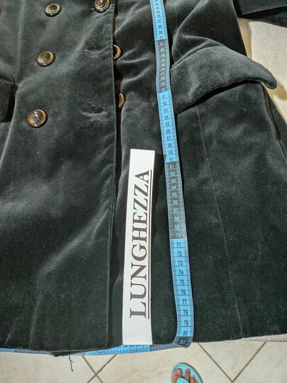 Estasy FIRENZE black double-breasted coat in soft velvet with contrast buttons and pockets.