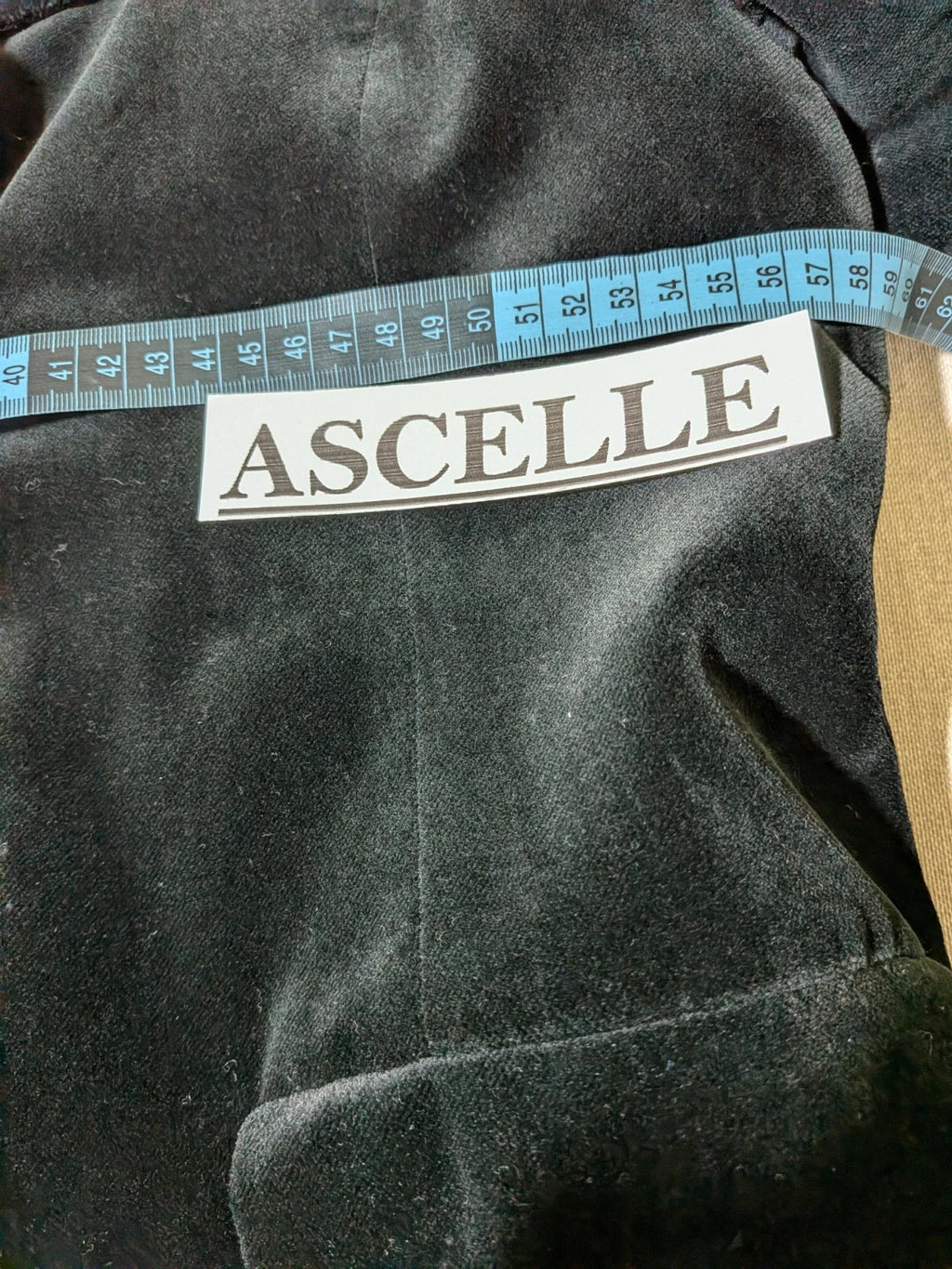Estasy FIRENZE black double-breasted coat in soft velvet with contrast buttons and pockets.